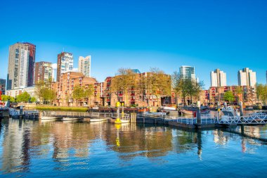 ROTTERDAM, NETHERLANDS - 28 NİSAN 2015: Güneşli bir bahar gününde şehrin limanından binalar