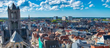 Gent, Belçika 'daki tarihi şehir merkezinin hava görüntüsü. Bahar mevsiminde Gent 'in mimarisi ve simgesi