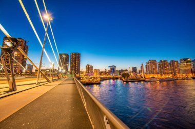 ROTTERDAM, NETHERLANDS - 28 Nisan 2015: Şehir merkezinde güzel bir bahar gecesi binalar