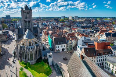 GHENT, BELGIUM - 30 Nisan 2015: Gent, Belçika 'daki tarihi şehir merkezi manzarası. Bahar mevsiminde Gent 'in mimarisi ve simgesi