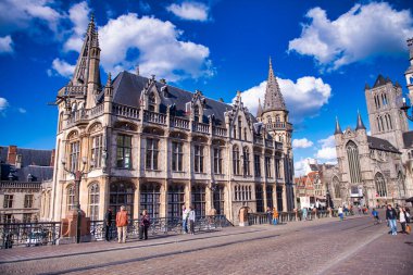 GHENT, BELGIUM - 30 Nisan 2015: Gent, Belçika 'daki tarihi şehir merkezi manzarası. Bahar mevsiminde Gent 'in mimarisi ve simgesi