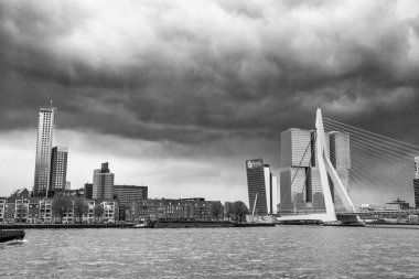 ROTTERDAM, NETHERLANDS - 29 NİSAN 2015: nehrin üzerindeki şehir modern binaları