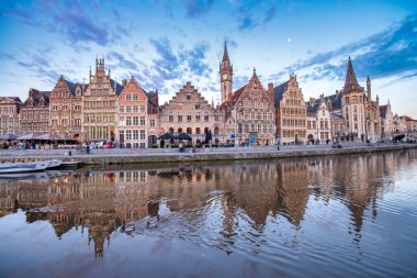 GHENT, BELGIUM - 30 Nisan 2015: Gent, Belçika 'daki tarihi şehir merkezinde Graslei rıhtımının ve Leie nehrinin manzarası. Bahar mevsiminde Gent 'in mimarisi ve simgesi