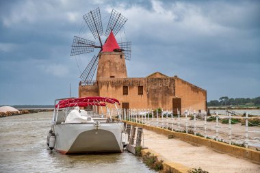 Sicilya 'da Marsala yakınlarında yel değirmeni, İtalya