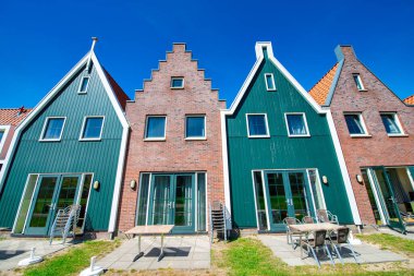 Volendam, güneşli bir bahar gününde Hollanda 'da ev sahipliği yapar.