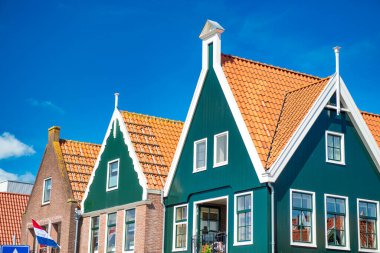 Volendam, güneşli bir bahar gününde Hollanda 'da ev sahipliği yapar.