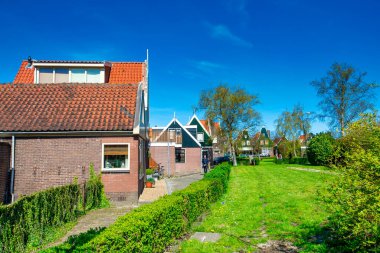 Volendam, güneşli bir bahar gününde Hollanda 'da ev sahipliği yapar.