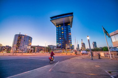 ROTTERDAM, NETHERLANDS - 28 Nisan 2015: Şehir merkezinde güzel bir bahar gecesi binalar