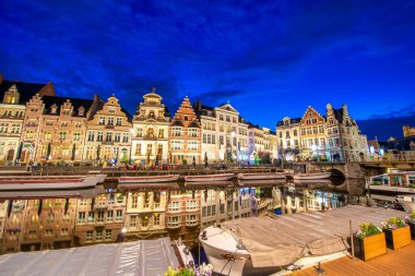 GHENT, BELGIUM - 30 Nisan 2015: Gent, Belçika 'daki tarihi şehir merkezinde Graslei rıhtımının ve Leie nehrinin manzarası. Bahar mevsiminde Gent 'in mimarisi ve simgesi