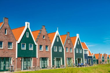VOLENDAM, NETHERLANDS - 27 Nisan 2015: Güneşli bir bahar gününde şehrin sokakları ve binaları