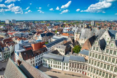 GHENT, BELGIUM - 30 Nisan 2015: Gent, Belçika 'daki tarihi şehir merkezi manzarası. Bahar mevsiminde Gent 'in mimarisi ve simgesi