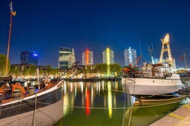 ROTTERDAM, NETHERLANDS - 28 Nisan 2015: Şehir merkezinde güzel bir bahar gecesi binalar