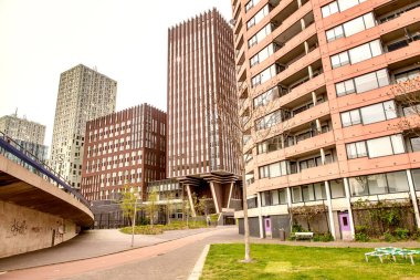 ROTTERDAM, NETHERLANDS - 29 Nisan 2015: Bulutlu bir bahar gününde şehir merkezindeki binalar