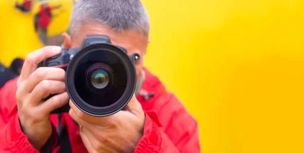 Vooraanzicht Van Fotografen Camera Een Man Met Een Rode Jas — Stockfoto
