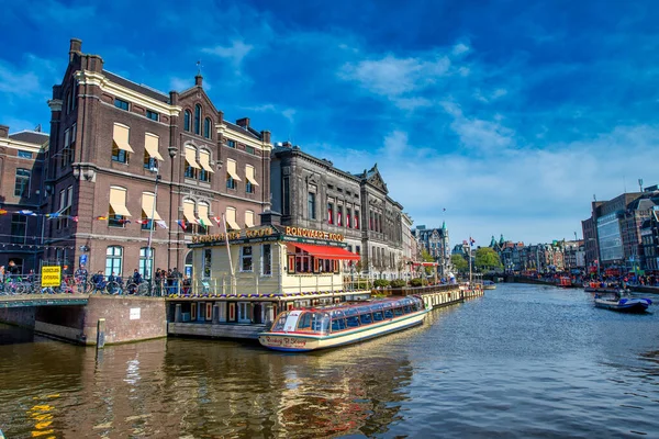Амстердам Нидерланды Апреля 2015 Городские Дома Вдоль Канала Прекрасный Солнечный — стоковое фото