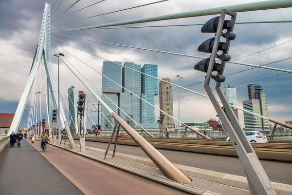 オランダのロッテルダム エイプリル29 2015 エラスムス橋を渡って川を渡る — ストック写真