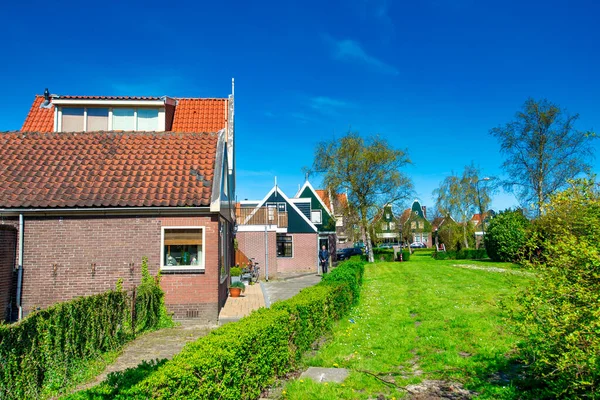 Volendam Häuser Einem Sonnigen Frühlingstag Niederlande — Stockfoto