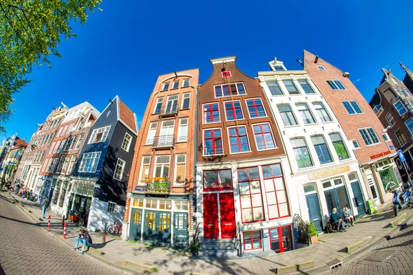Амстердам Нидерланды Апреля 2015 Городские Дома Вдоль Канала Прекрасный Солнечный — стоковое фото