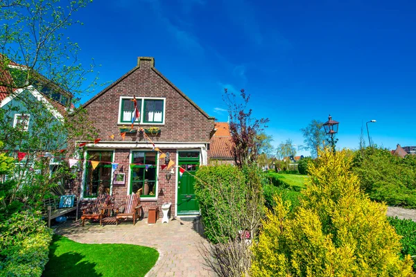 在一个阳光明媚的春天 弗伦丹的家 — 图库照片