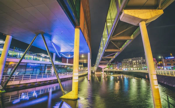 オランダのアルカマール エイプリル社2015年26日 夜の川沿いの街の橋 — ストック写真
