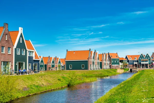 VOLENDAM, NETHERLANDS - 27 Nisan 2015: Güneşli bir bahar gününde şehrin sokakları ve binaları