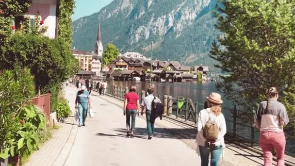 HALLSTATT, AUSTRIA - 3 Eylül 2021: Turistler güzel bir yaz gününde şehir sokaklarının tadını çıkarıyorlar. — Stok video