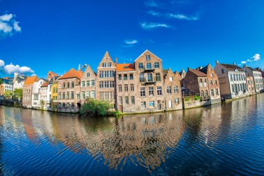 GHENT, BELGIUM - 30 Nisan 2015: Gent, Belçika 'daki tarihi şehir merkezinde Graslei rıhtımının ve Leie nehrinin manzarası. Bahar mevsiminde Gent 'in mimarisi ve simgesi