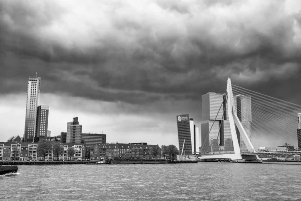 Rotterdam Nizozemsko Dubna 2015 Městské Moderní Budovy Nad Řekou — Stock fotografie