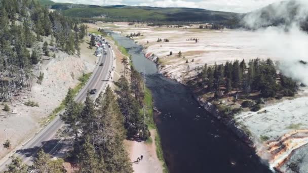 Luchtlandschap bij het Midway Geyser Basin in het Yellowstone National Park — Stockvideo