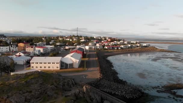 ボルガネス、スネイフェルスネス半島、アイスランド。夏の日没時のドローンからの空中ビュー — ストック動画
