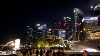 SINGAPORE - 3 HAZİRAN 2020: Marina Körfezi bölgesinde Singapur gece silueti
