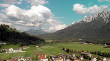 Dobbiaco 'nun güzel panoramik hava manzarası. Gökyüzünden Toblach, yaz mevsiminde İtalyan Alpleri