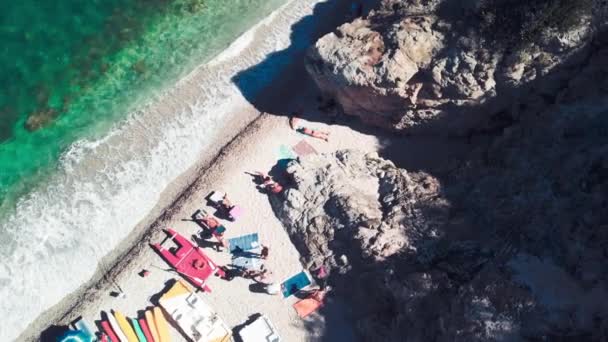 Hermosas rocas en la playa, vista de la isla Elba, Italia. Movimiento lento — Vídeos de Stock