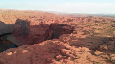 Güneşli bir öğleden sonra güzel at nalı kıvrımının hava manzarası, Page, Arizona