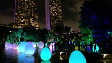 SINGAPORE - 1 HAZİRAN 2020: Marina körfezindeki göle parlak şişirilebilir yumurtaların yerleştirilmesi