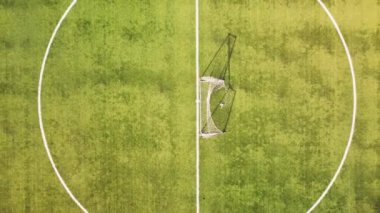 Futbol sahasının yukarıdan görünüşü. Spor konsepti, açık hava aktivitesi ve spor konsepti