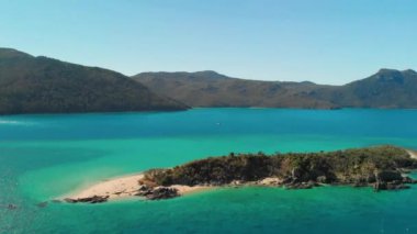 Whitsunday Adaları Parkı, Queensland, Avustralya. İnsansız hava aracından güzel deniz manzarası