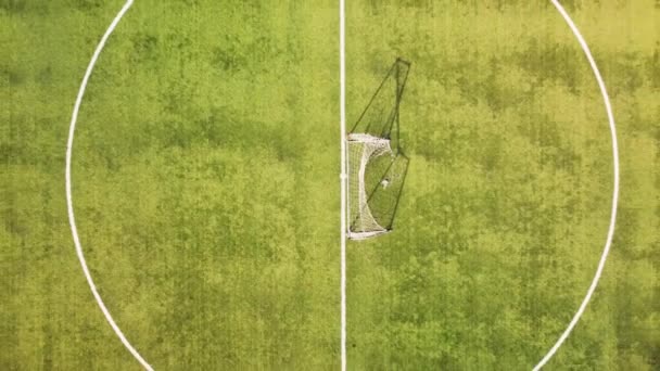 Vista aérea aérea del campo de fútbol. Concepto de deporte, actividad al aire libre y fitness — Vídeo de stock