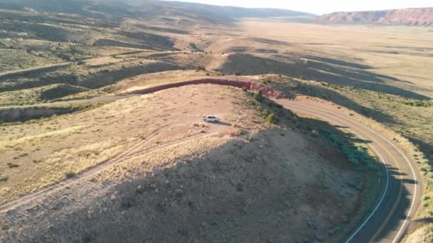 Weg over de canyon bergen, vanuit de drone vanuit de lucht. — Stockvideo
