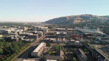 Bir yaz öğleden sonra Utah 'ta Salt Lake City' nin panoramik şehir manzarası.