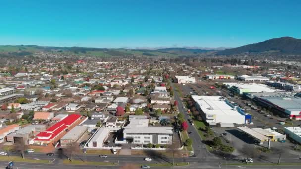ROTORUA, NUEVA ZELANDA - 5 DE SEPTIEMBRE DE 2018: Vista aérea del supermercado Countdown y estacionamiento — Vídeo de stock