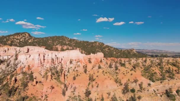 Luchtfoto van Bryce Canyon kleurrijke rotsformaties, Utah — Stockvideo