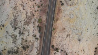 Kanyon boyunca güzel bir yolun havadan görünüşü.