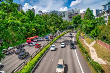 SINGAPORE - 31 Aralık 2019 Büyük bir şehir yolu boyunca araba trafiği