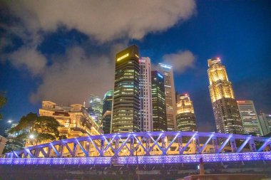 ŞARKI - 4 HAZİRAN 2020 Marina Körfezi 'nin gece silueti. Şehir merkezi binaları