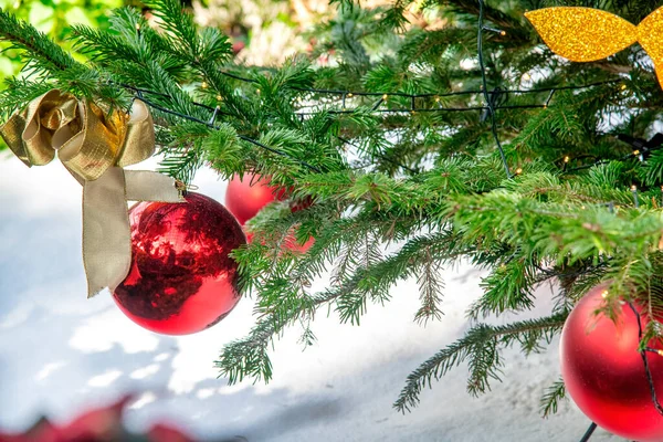 Rote Kugeln Weihnachtsbaum — Stockfoto