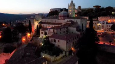 Sahip Marittima, Toskana. Ortaçağ kasabasının gece hava manzarası