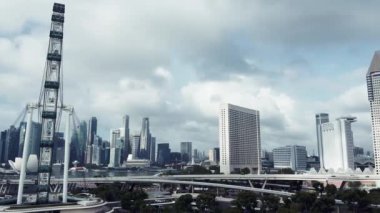 ŞARKI - 2 Ocak 2020 Singapur feribot tekerindeki havadan siluet. İHA 'dan gökdelenler görünümü