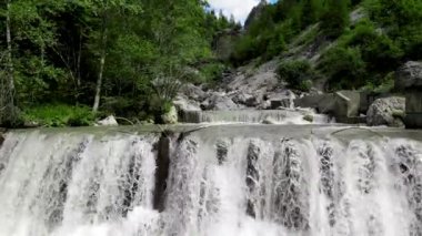 Dağ şelaleleri, insansız hava aracından yavaş hareket eden su.