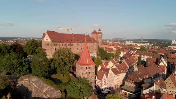在美丽的落日下从城市城堡俯瞰纽伦堡城市风景 — 图库视频影像